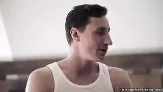 ثنائي مثليين يتناوبان على ركوب قضيب كبير