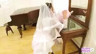 امرأة منحرفة تتوق لجماع جماعي ضخم