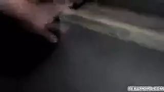 كس جميل مبلول في مشهد إباحي