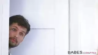 عاهرتان شابتان تمتلئ مهبلهما من قبل ذكر قائد واحد