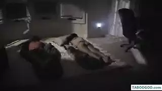 جنس ثلاثي: رجل واحد وفرجان ضيقان
