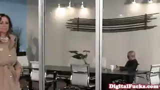 صدر مثير يأخذ القيادة في فعل إباحي