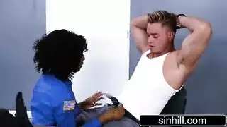 شرطي أسود يغويه عميل سري في مشهد إباحي صريح