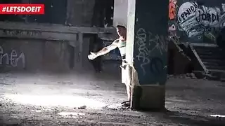 عاهرات سمر يتناوبن على تدمير فرج مراهقة ضيق