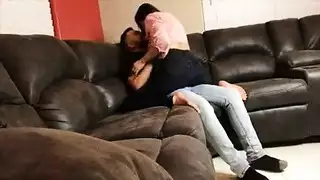 هي تركبه على قضيب الفتى وتفعل ما تريد