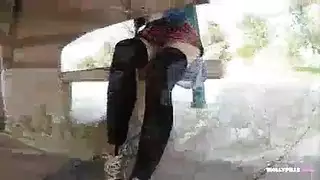 فتاة بمؤخرة صغيرة تُملأ بقضيب إباحي ضخم وصلب