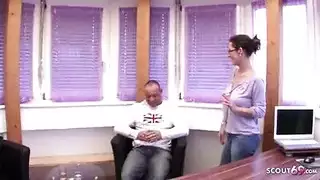 الفتاة اللطيفة تحصل مارس الجنس كل يوم