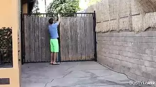 الفحل الناضج يكشف عن قضيبه القاسي لسيدة مثارة