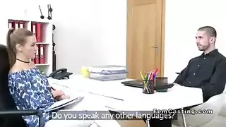 الملابس اختفت، كسها ظاهر للعمل الإباحي