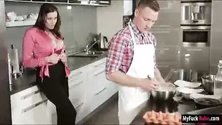 الجنس الكامل في المطبخ مع اثنين من المومسات