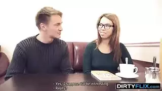 وجه ونظارات مطلية بحمل مني ضخم