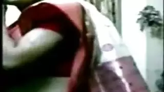 جنس صريح في الفناء الخلفي: شعر الزوجة يُجذب أثناء عرض وضعية الكلب على الكاميرا