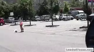 هذه السيدة تصنع الجنس في سيارة رجل لا تعرفه