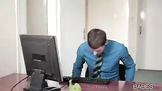 زميل أشقر دائم النشوة تفتح له في العمل