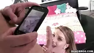 شقراء جميلة تتعرض لقذف جماعي على وجهها وتشارك السيلفي مباشرة