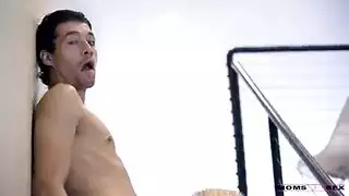 مراهقة شقراء تأخذ قضيب زوج أمها بعمق