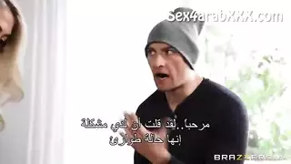 الام تغسل الحمام و الابن يقف ورى امه و ينكها في موخرتها الكبير و الام لا تشعر بشي