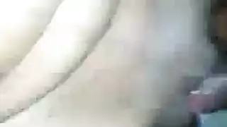 سكرتيرة تستمني في العمل: لسانها على بظرها