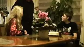 شاب يافع يحتفل مع مرافقة كبيرة الثدي
