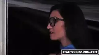 مشهد إباحي قوي: نيك كسها العاري المبلل