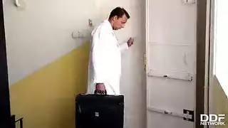 تمثيل الأدوار الطبي يتحول إلى ماراثون إباحي