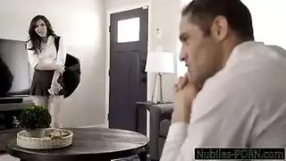 الرجل الأكبر سناً يأخذ قضيب الطالب الشاب في مؤخرته