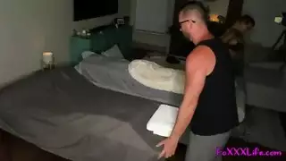 يداعب فرجها حتى ينزل حمله عليها