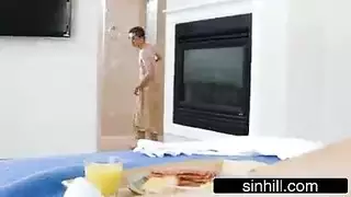 ٧ صديقة تساعد في المواد وتحصل على ممارسة شرجية بالمقابل
