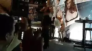تطلب جنيفر شوينغر من كسها وشفتيها حقنة هرمونات إباحية مثيرة
