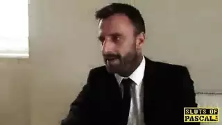فتاة سمراء ممتلئة الجسم تتعرض لجماع شرجي عنيف