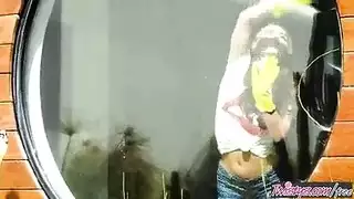 مص نجمات البورن في الممر فعل بلع عميق