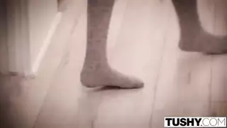 صديقتان مثليتان تقاطعهما قضيب الأب لمشهد أرباعي فاضح