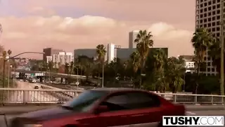 ثنائي عاهر يعانق قبل ممارسة جنس جماعي عنيف