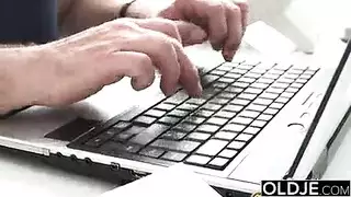 نايمه على ضهري في السرير و ابني يلعب في بزازي الكبيره ويدخل زبه في كسي