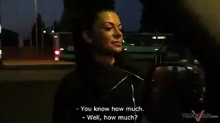 لقاء سيارة مشبع بالأبخرة: سمراء تأخذه بقوة وتحصل على حمام مني