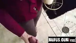 شاب مثير يمارس الجنس الشرجي المزدوج مع زوجة ناضجة شهوانية وزوجها