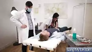 ممرضة بصدر مثالي تأخذ قضيب المريض السميك