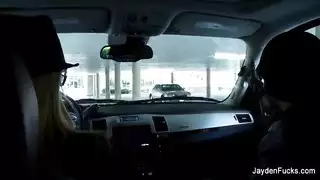 تبادل الأزواج ومشاركة فتاة مستعدة في جنس جماعي صريح