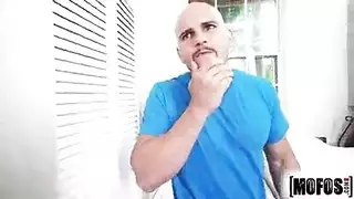 جنس إبالي على الأجهزة: قضيب كبير يمدد كسها المبلول على المجفف
