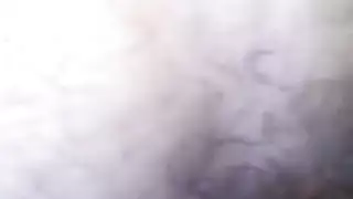 ميلف تأخذ الفحل القابل للنفخ بعمق على أرضية غرفة المعيشة