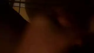 خنثى تستمني قبل أخذ قضيب قاسٍ في المؤخرة