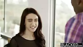 تحطيم جميع فتحاتها مشهد عنيف لقضيب أسود جماعي