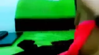 عاهرة شابة تشارك قضيبًا مع زوجين