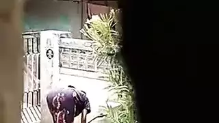 ضعف القضيب: فتاة باللباس الأسود تتعامل مع قضيبين أسودين كبيرين