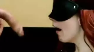 مقيدة، معصوبة العينين، ومُخصبة: مراهقة شقراء في مشهد جنسي صريح في السرير
