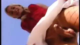 عاهرة شقراء تخدم الشباب قبل حدث الجنس الجماعي