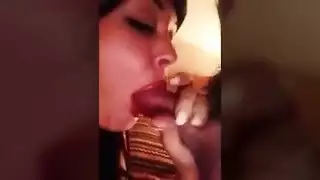 طالبة في ساري أحمر تختنق بقضيب صديقها في جنس قوي