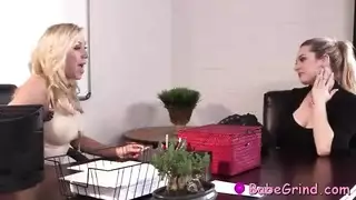 اثنين بنات مثيرات يلعبان