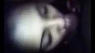 فتاة عيد الميلاد تنكح في وجهها أثناء فتح هديتها