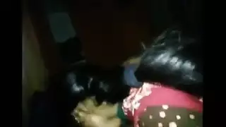 فتاتان وقحتان تتبادلان ركوب قضيب مصري سميك